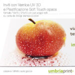 Particolare di invito stampato a colori con UV a rilievo 3D e plastificazione soft touch - UmbriaPrint.it