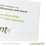 Particolare del retro di invito stampato a colori con UV a rilievo 3D e plastificazione soft touch - UmbriaPrint.it